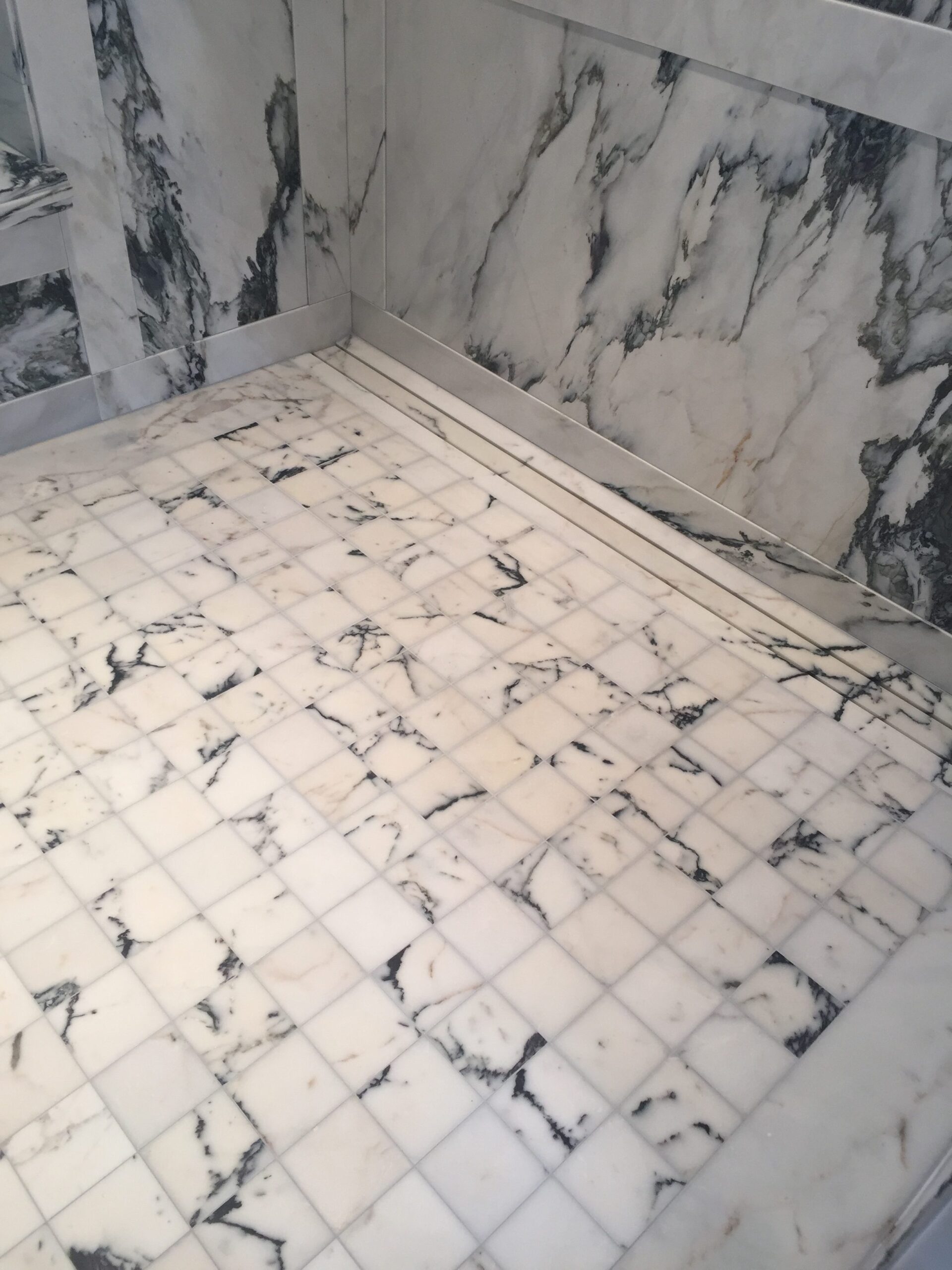 Shower floor and walls in paonazzo white marble