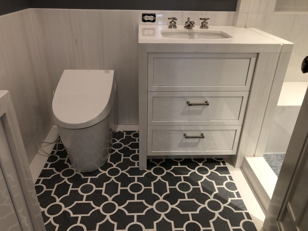 Bathroom in white dolomiti and gray bardiglio marble